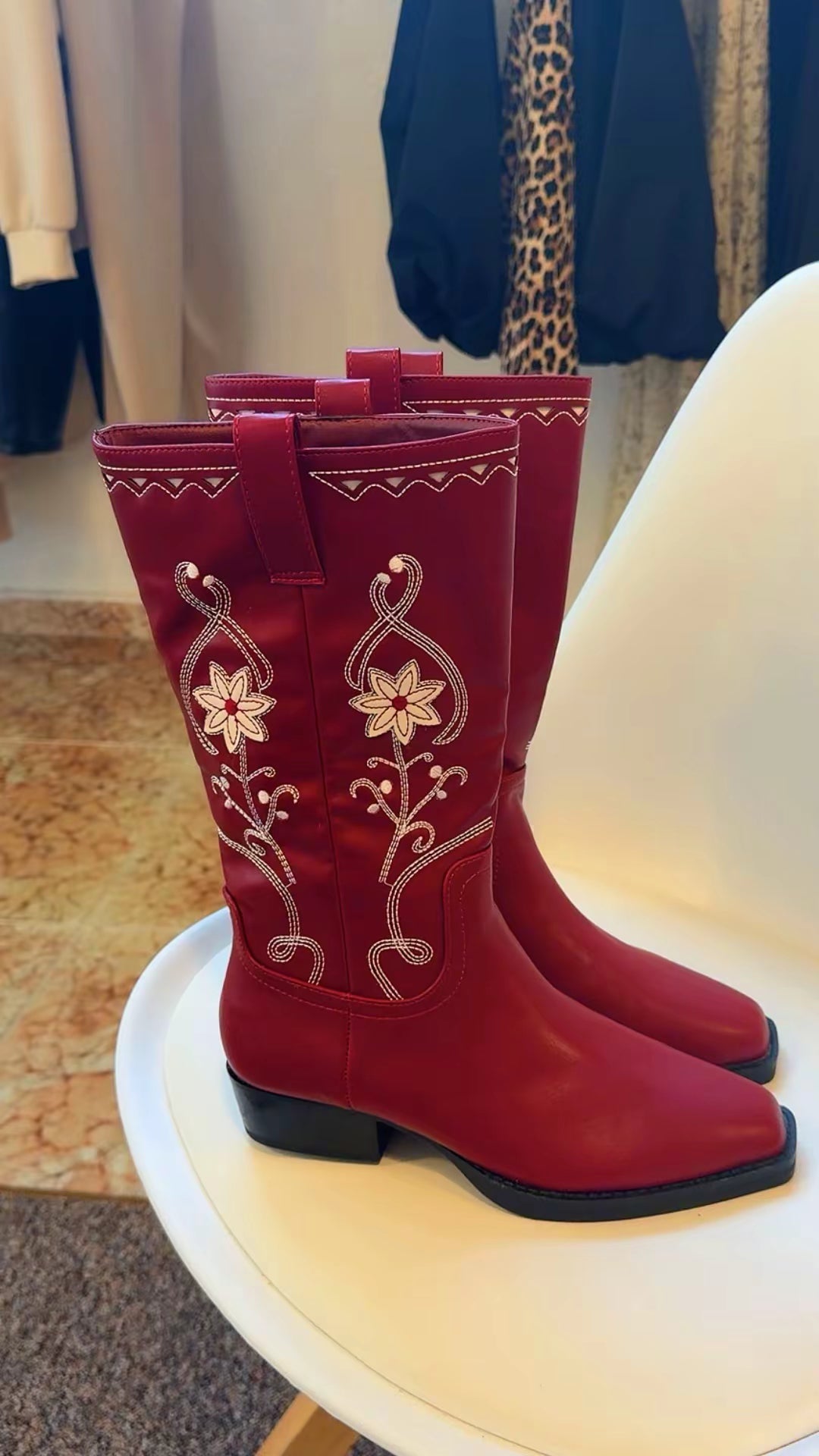 Bota flor bordada