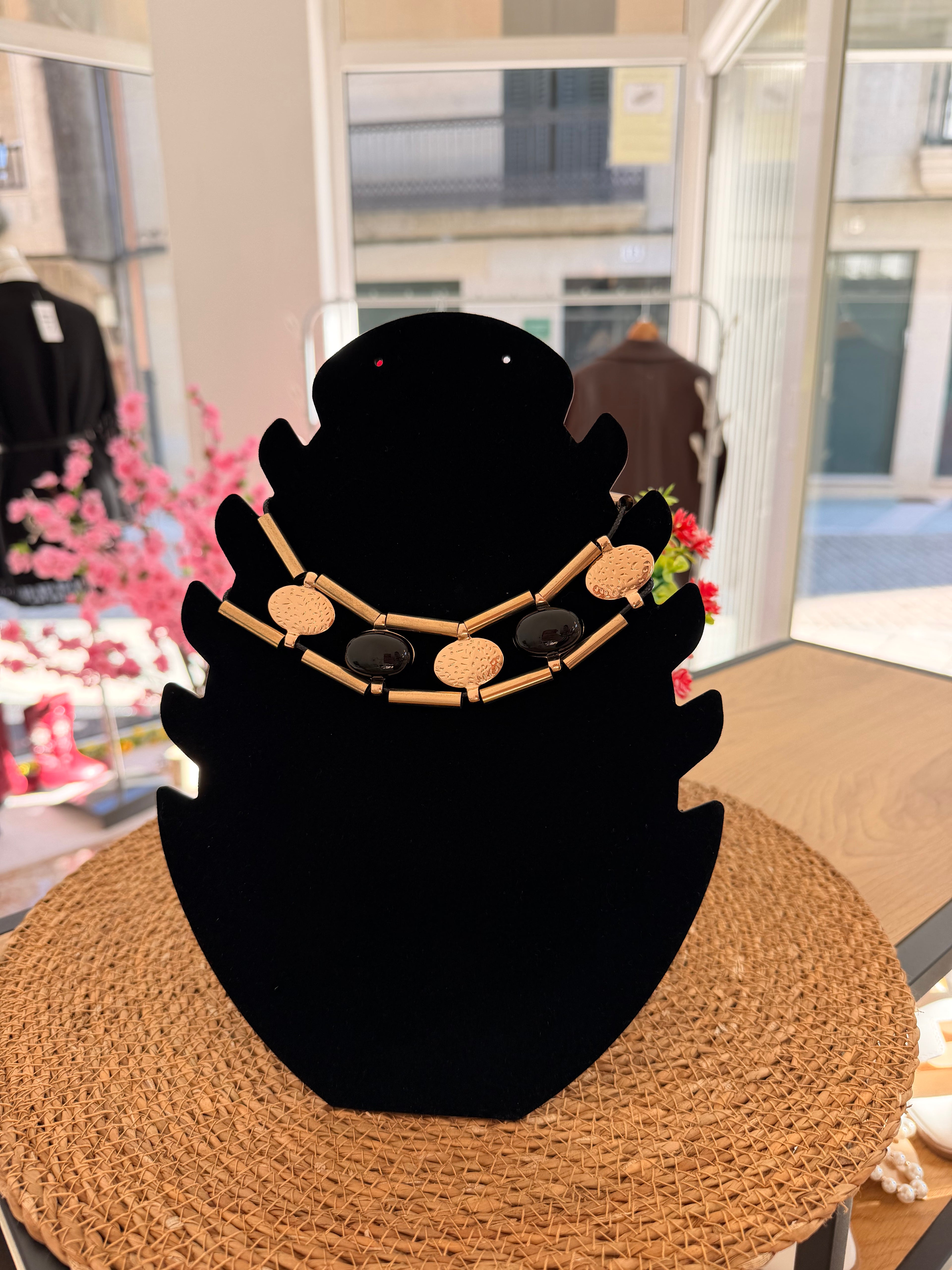 Collar negro dorado